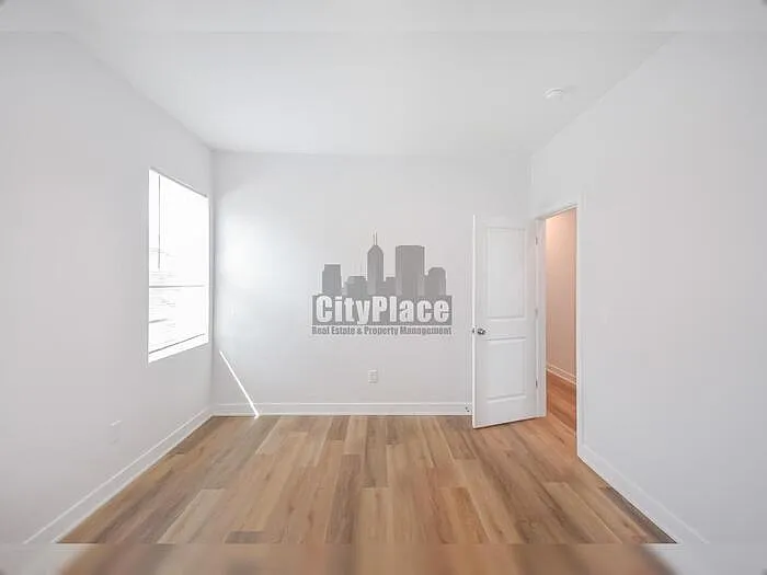 1135 W 21st St — Photo 17