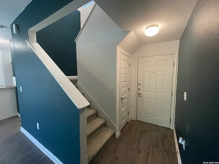 418 Lockhart — Photo 2