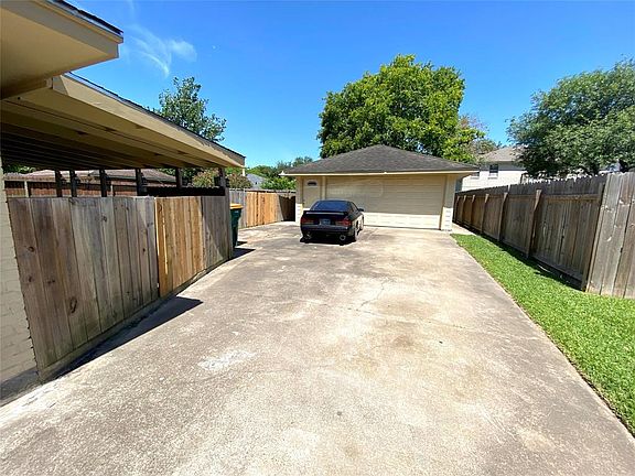5th image of 2706 Wood Creek Dr
