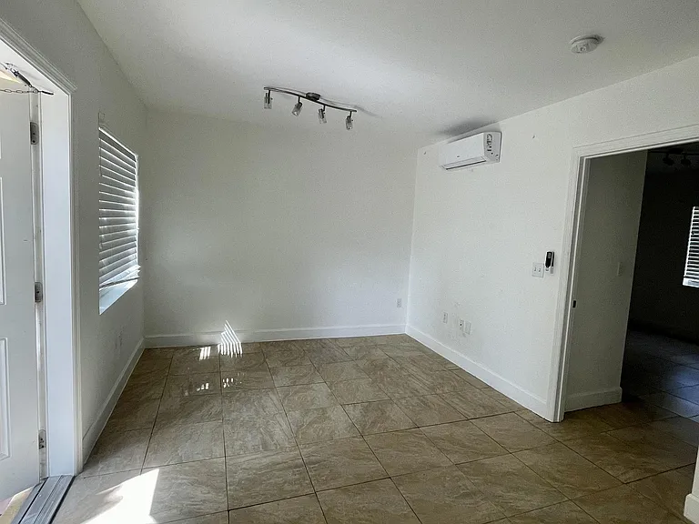 335 Georgia St #7 — Photo 3