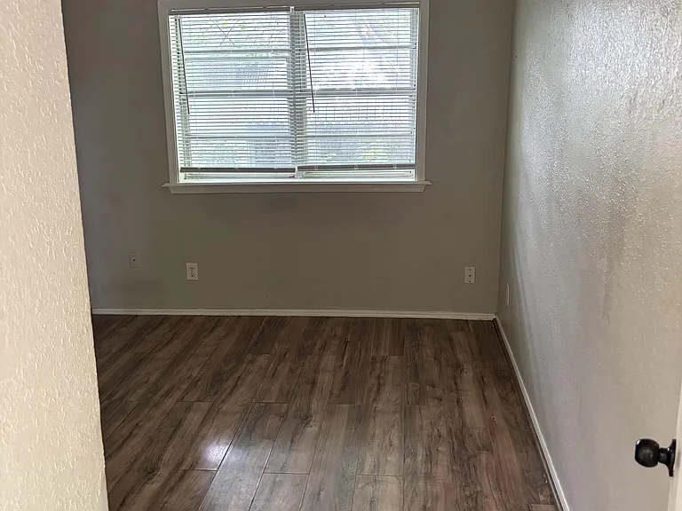 1207 E Main St — Photo 4