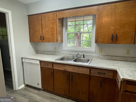5th image of 124 Alexander Ave