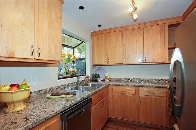 321 Poe St — Photo 9