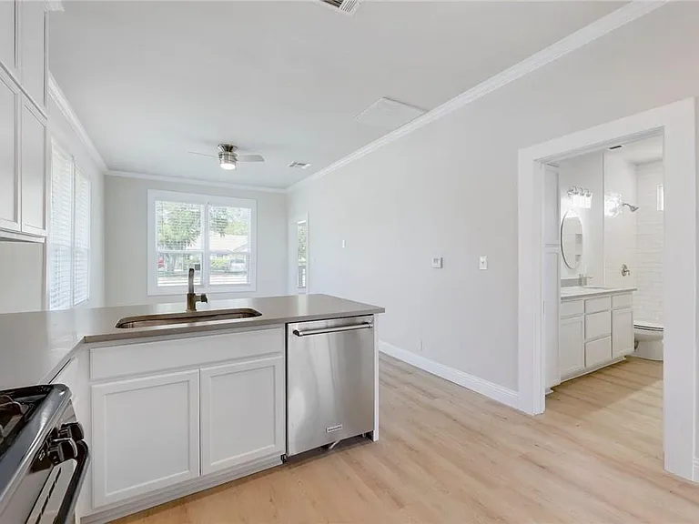 719 W 3rd St — Photo 13