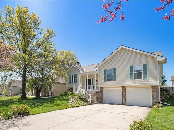 420 Fletcher Dr, Smithville, MO 64089