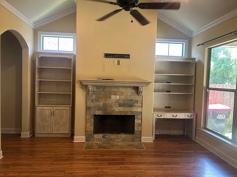 303 Annabelle Ln — Photo 4