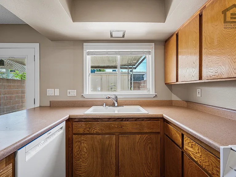 1533 W Hazelwood St — Photo 14