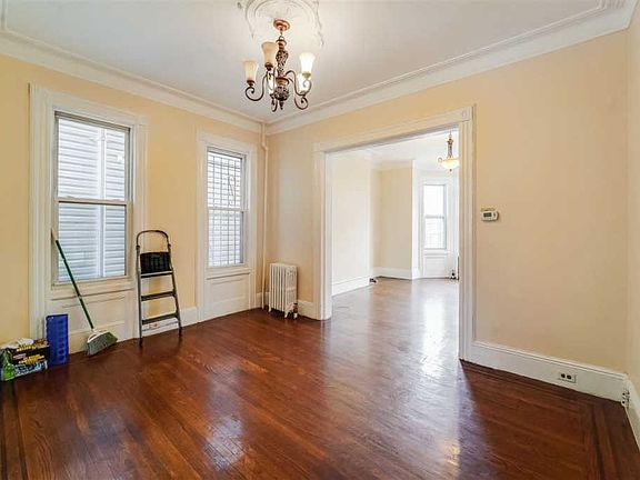 5th image of 130 Romaine Ave