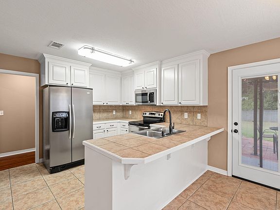 5th image of 96 Hawthorne Dr