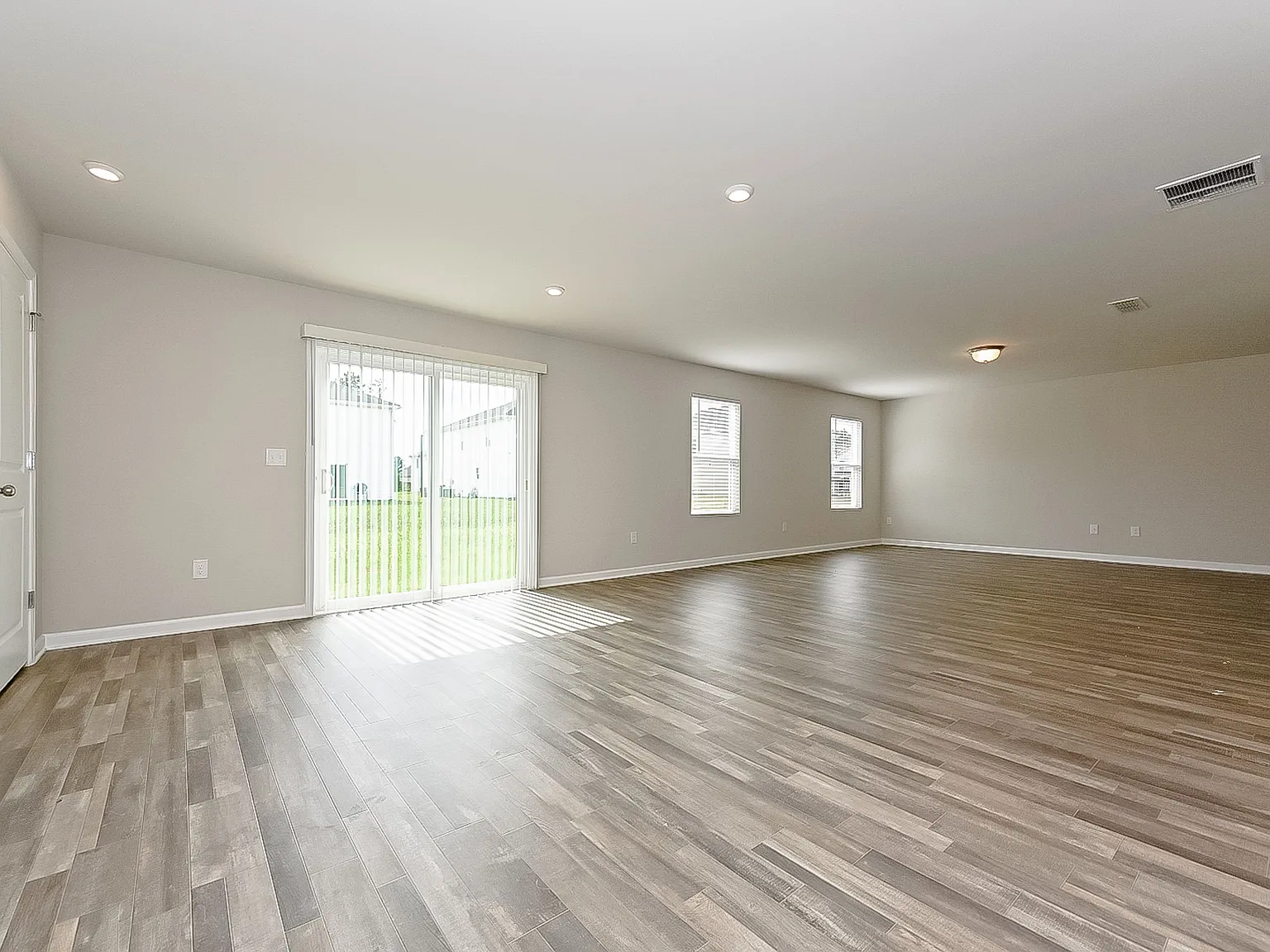 4 bed, 3.0 bath, 2376 sqft, $2,225 — Photo 4