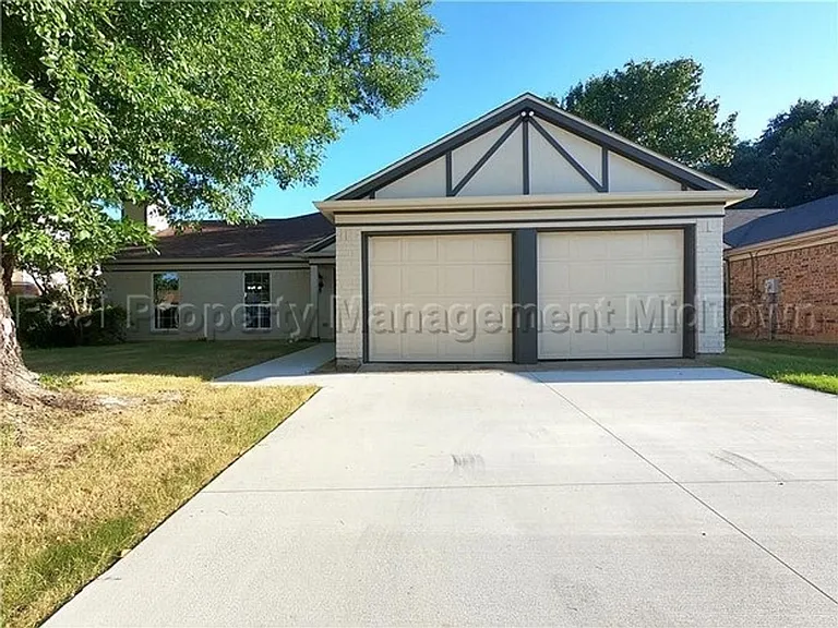 2325 Warwick Ave — Photo 2