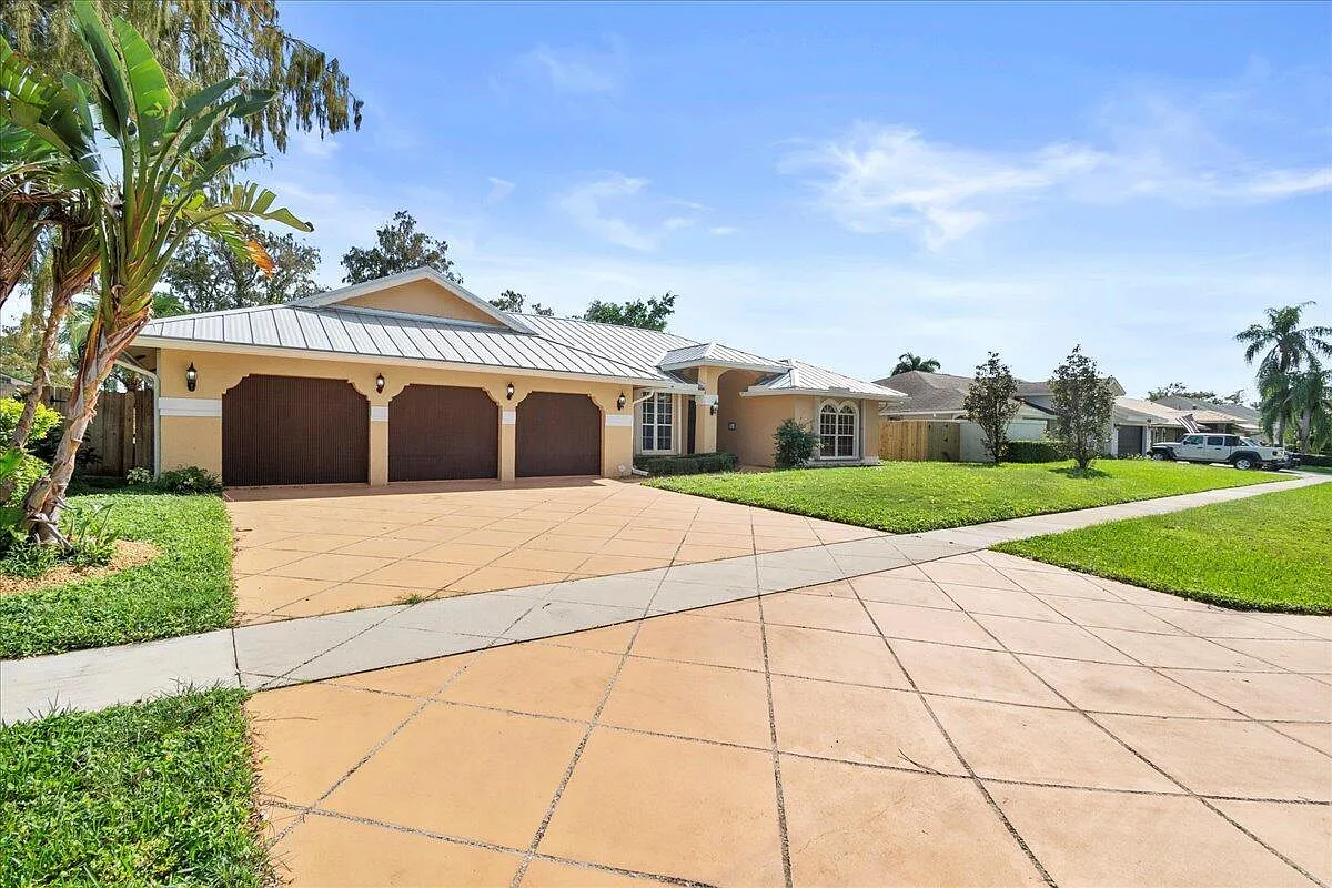 5 bed, 3.5 bath, 2821 sqft, $6,500 — Photo 2