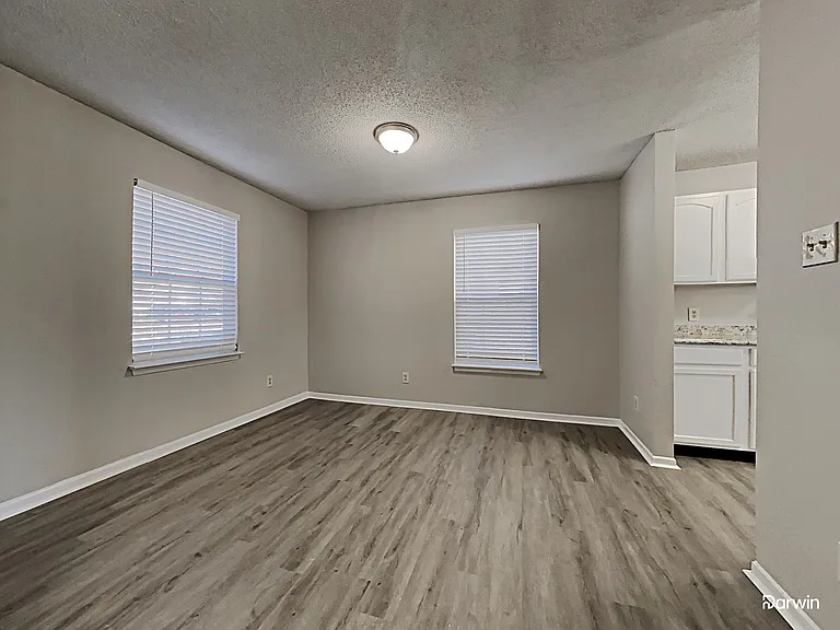 1933 Southernwood Ln — Photo 8