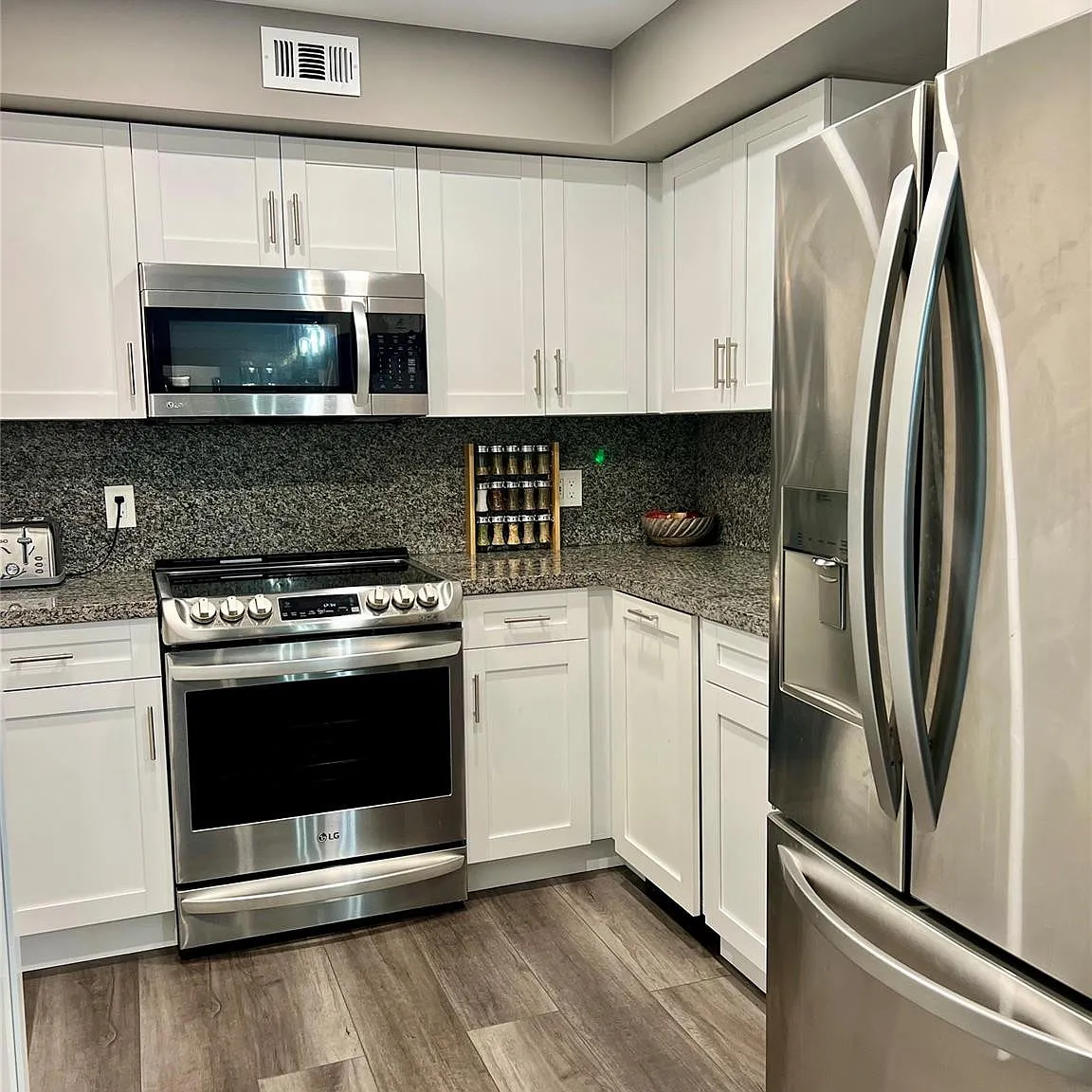 1 bed, 1.5 bath, 833 sqft, $2,100 — Photo 1