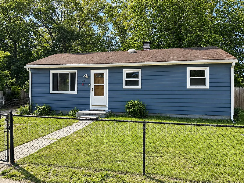 4 bed, 1.0 bath, 1330 sqft, $2,400 — Photo 1