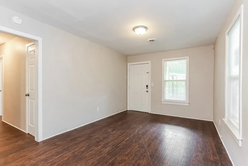 3 bed, 1.0 bath, 884 sqft, $1,280 — Photo 3