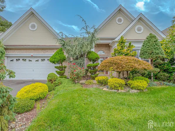 12 Crenshaw Ct, Monroe Township, NJ 08831