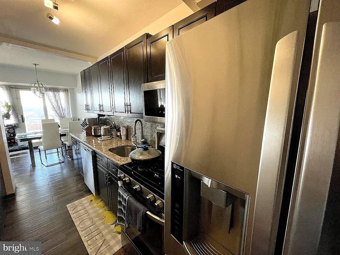 2 bed, 841 sqft, $2,200 — Photo 3