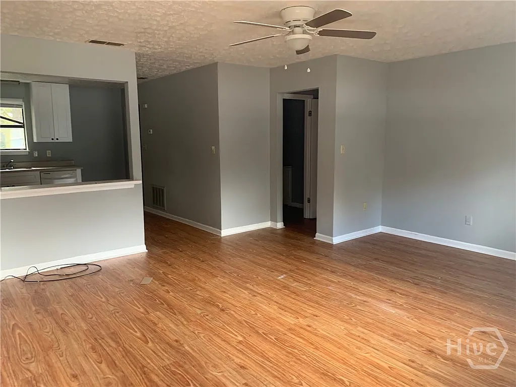 2 bed, 1.0 bath, 1943 sqft, $1,100 — Photo 3