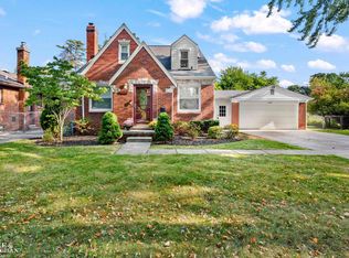 2134 Hawthorne Rd, Grosse Pointe Woods, MI 48236