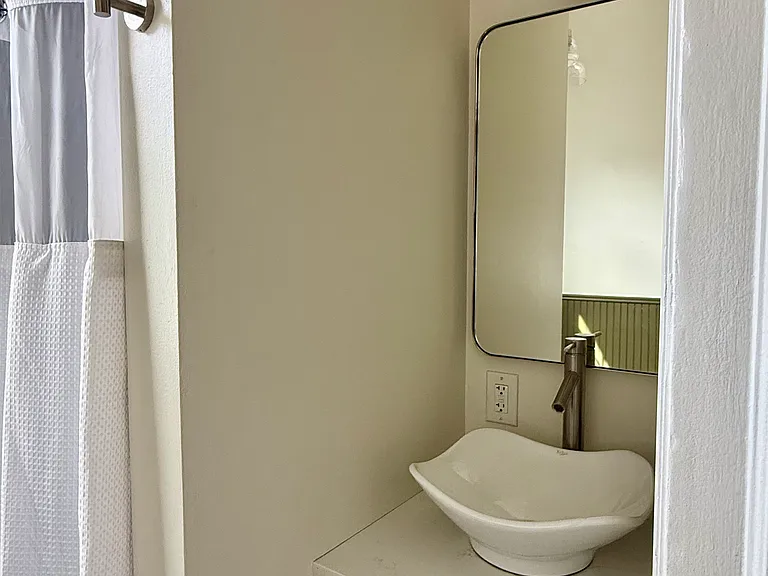 1573 N Hooker St — Photo 17