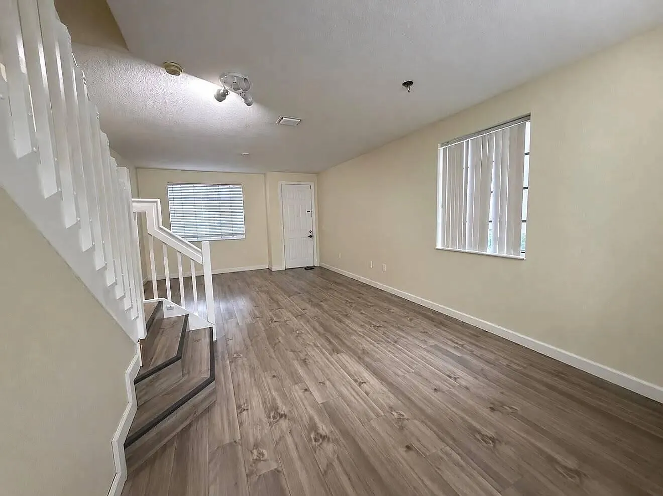 3 bed, 2.5 bath, 1344 sqft, $2,200 — Photo 2