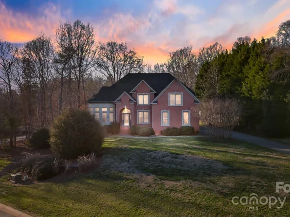 1020 James Madison Dr, Matthews, NC 28104