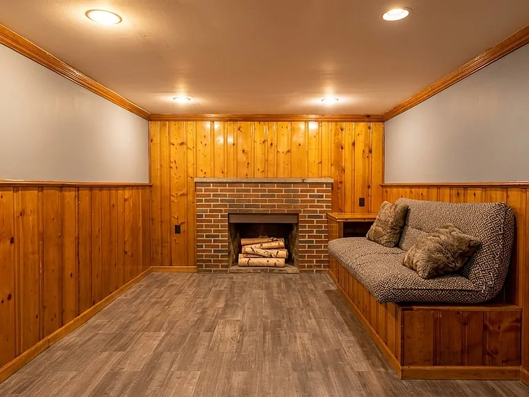 220 Greenvale Dr — Photo 4