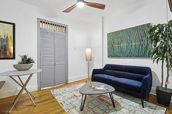 Living room, photo 2