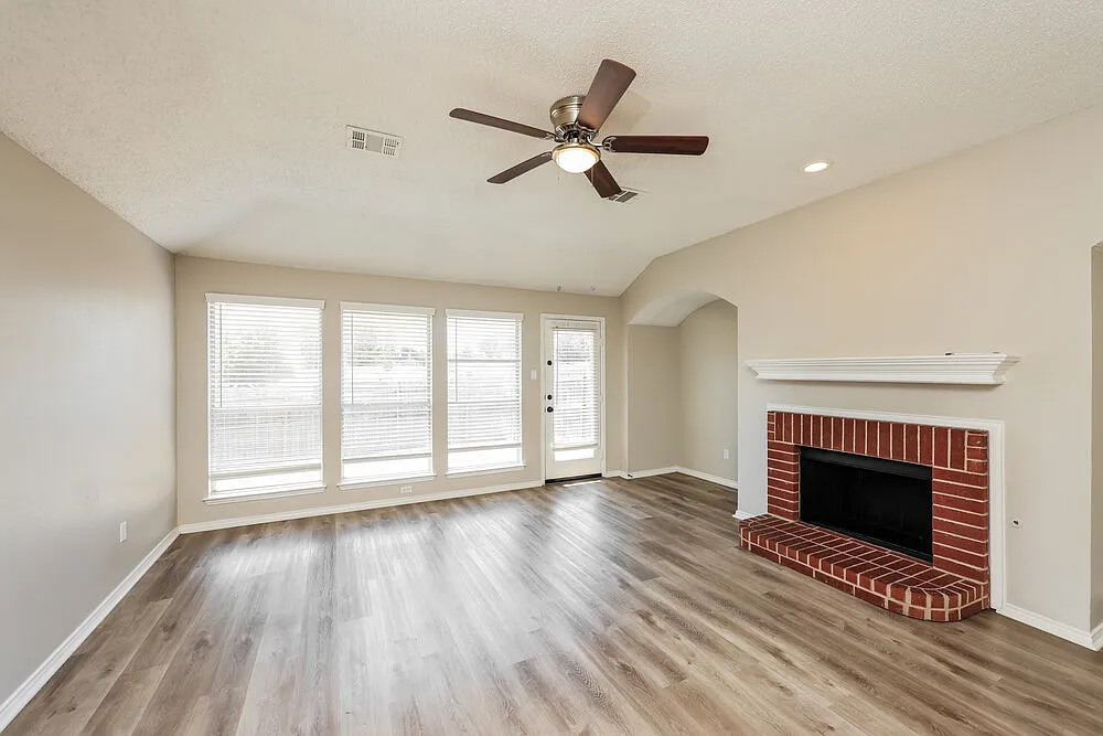 3 bed, 2.0 bath, 1950 sqft, $2,600 — Photo 4