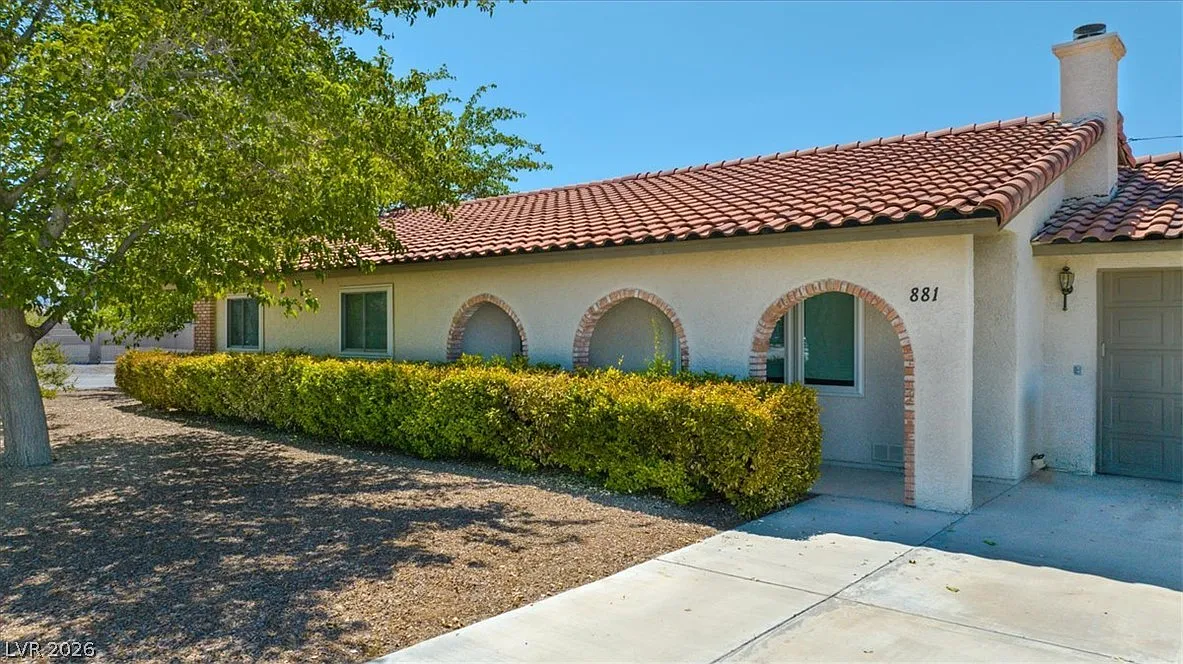 3 bed, 2.0 bath, 1612 sqft, $1,900 — Photo 2