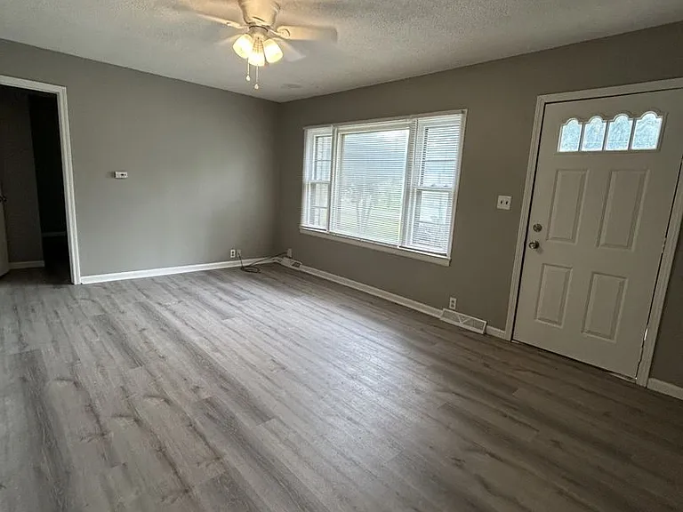 806 W Kansas St — Photo 2