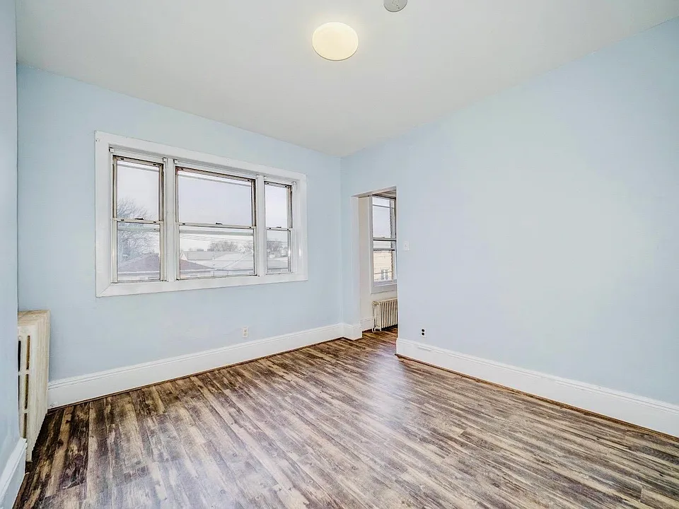 122 Mallory Ave #2