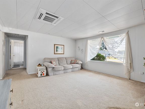 Entry into living room.>