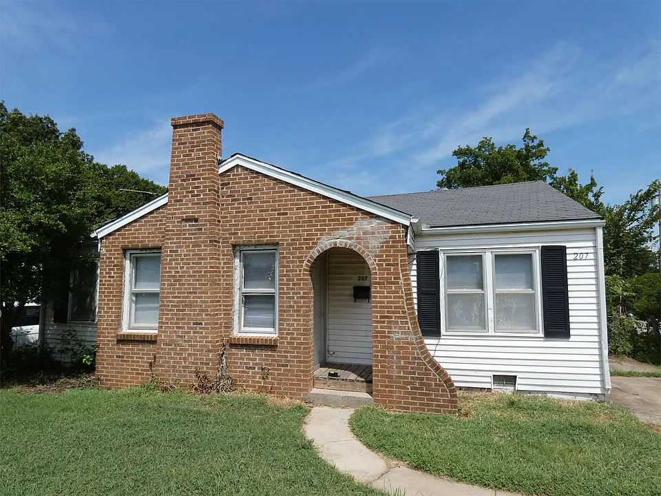 207 W Fairchild Dr