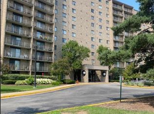 6340 Americana Dr APT 1009, Willowbrook, IL 60527