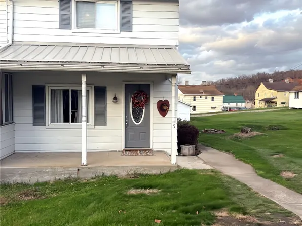 5 1st St, Star Junction, PA 15482