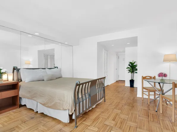210 East 47th Street 3G image 2 of 21