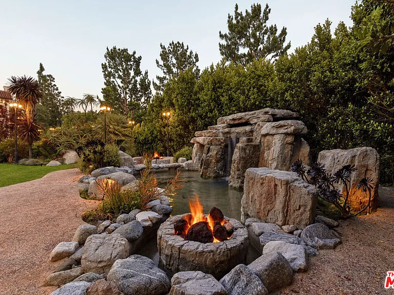 2374 Earls Ct — Photo 47