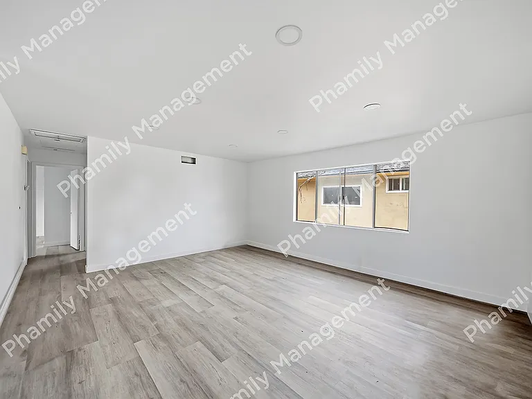 4533 Ellis Ln #B — Photo 2