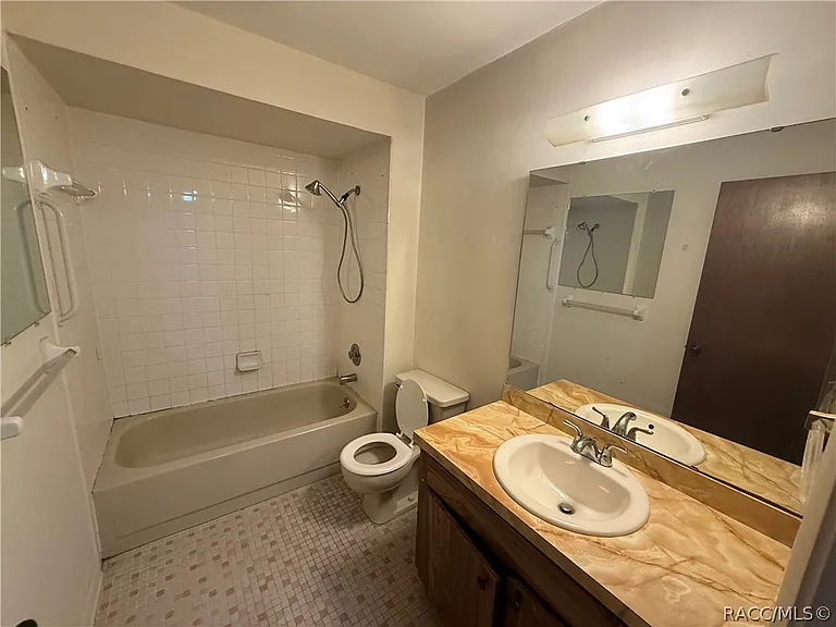 2318 Colby St — Photo 7