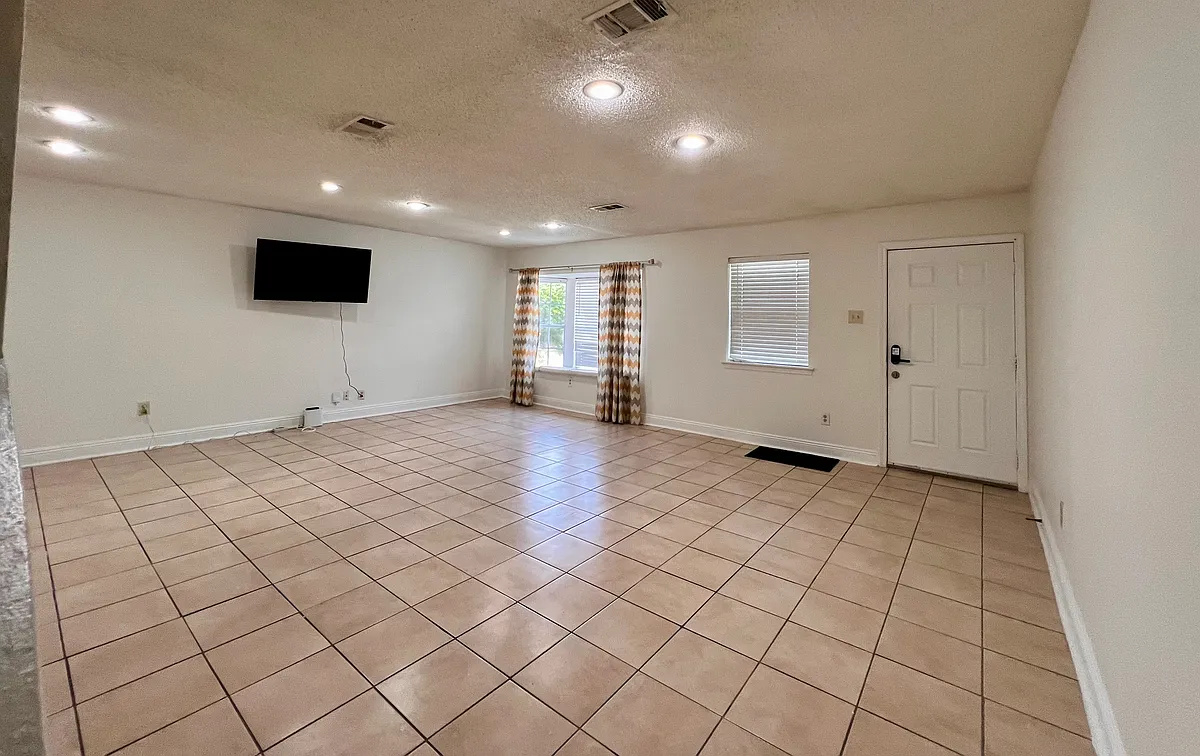 Building Photo - 2888 Glenbrook Dr