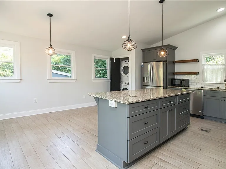 1755 Lyle Ave — Photo 17