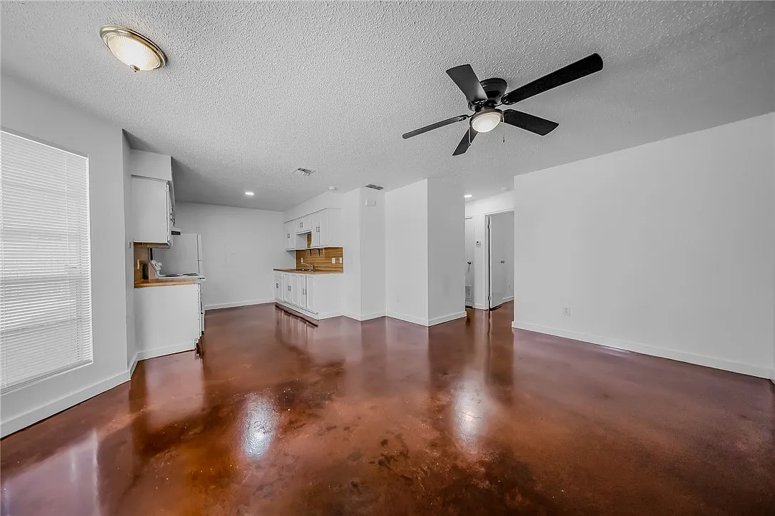 2 bed, 1.0 bath, 990 sqft, $1,295 — Photo 2