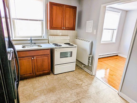 4th image of 2400 W Farragut Ave #1