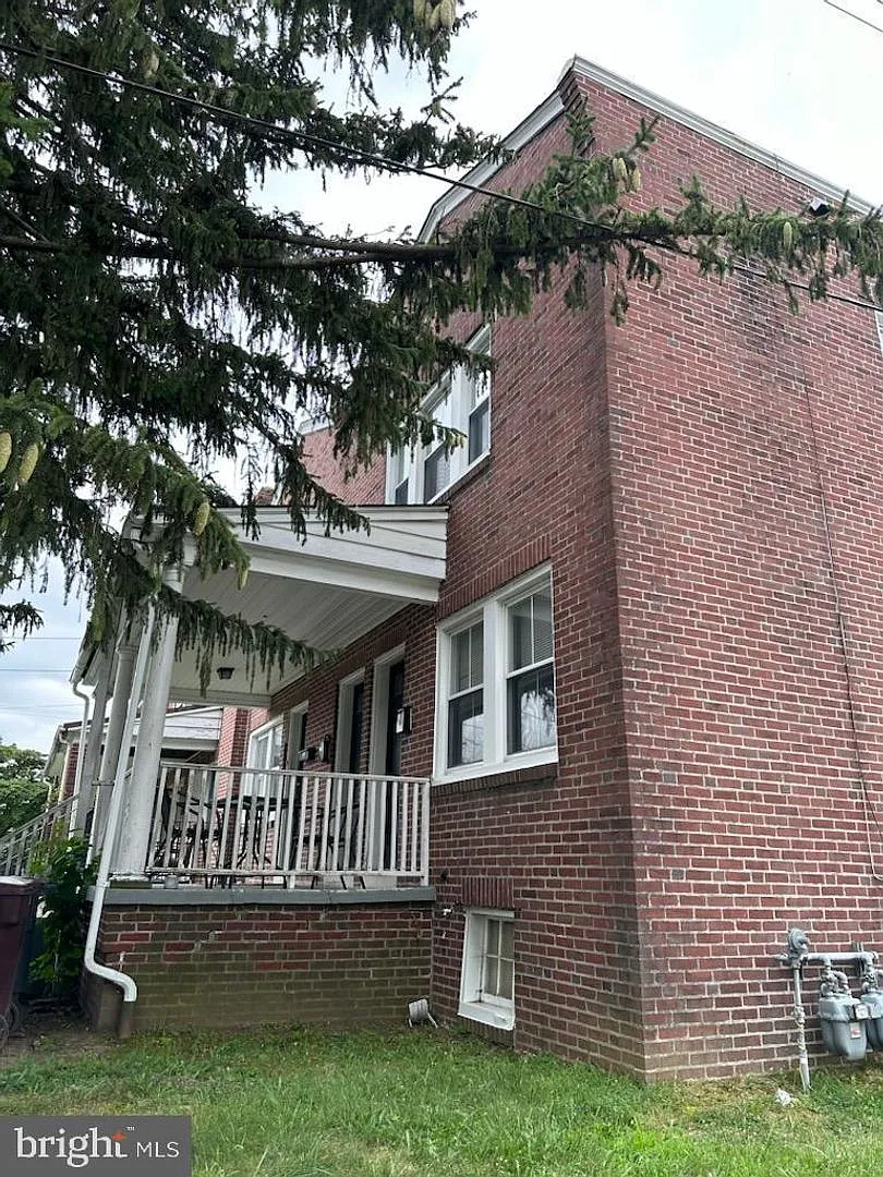 101 S Scott — Photo 2