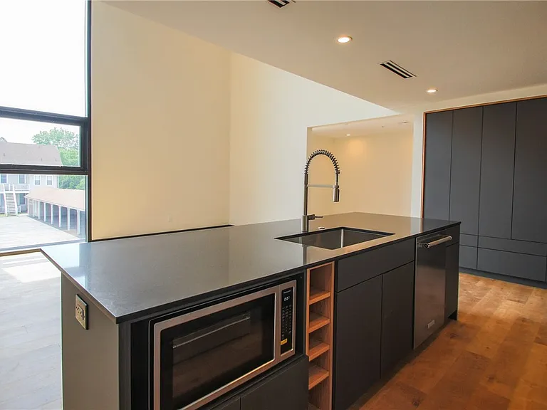 33 Russell St #202 — Photo 12