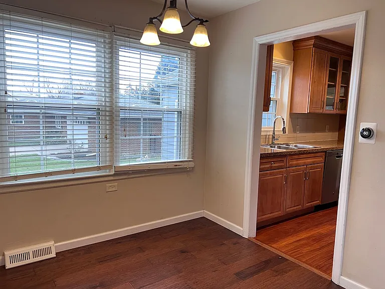 1552 Woodlawn Ave SE — Photo 5