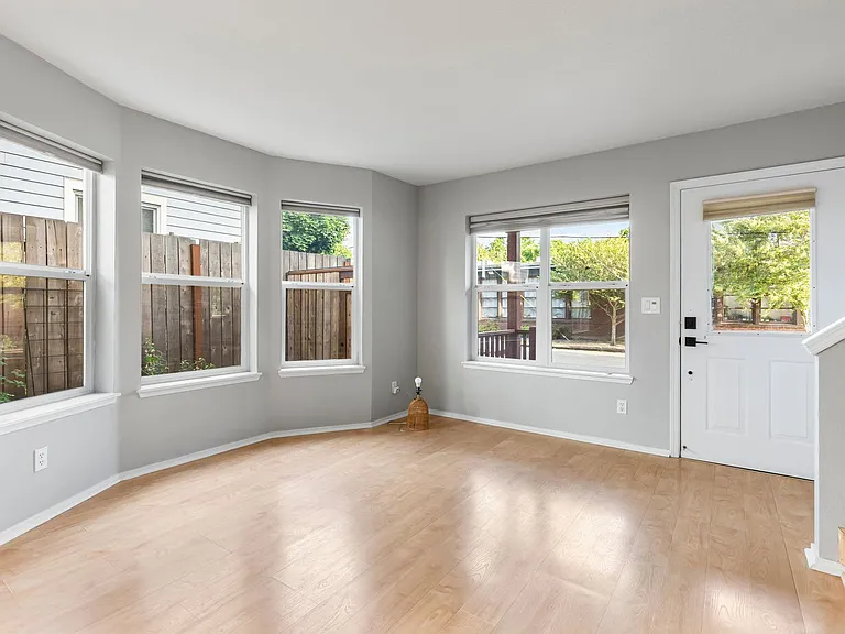 7 NE Morris St — Photo 10