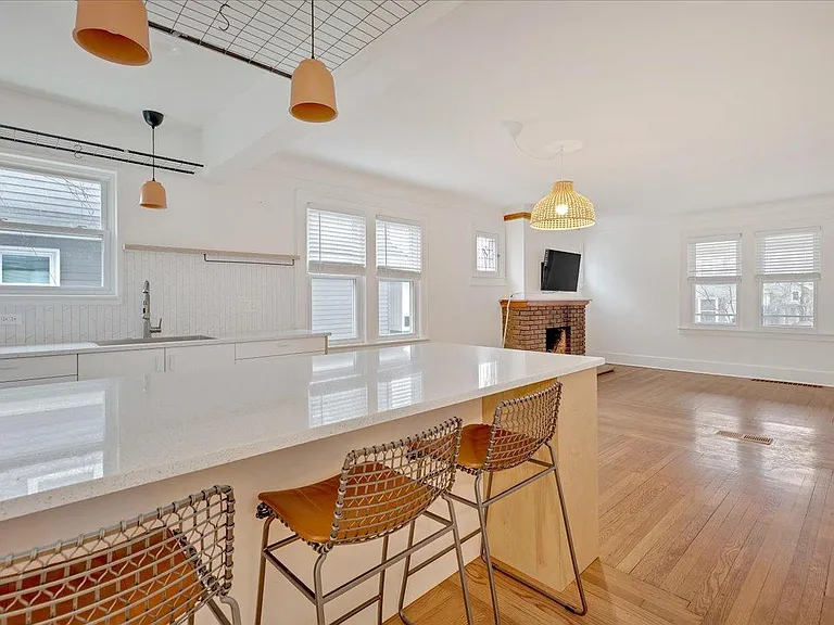 271 E Woodland St — Photo 33
